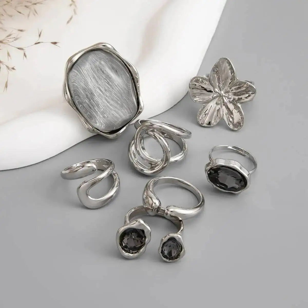 Ingemark 7Pcs Stylish Rhinestone Open Rings Set for Women Retro Gothic Stackable Big Flower Adjustable Finger Ring Jewelry Gifts