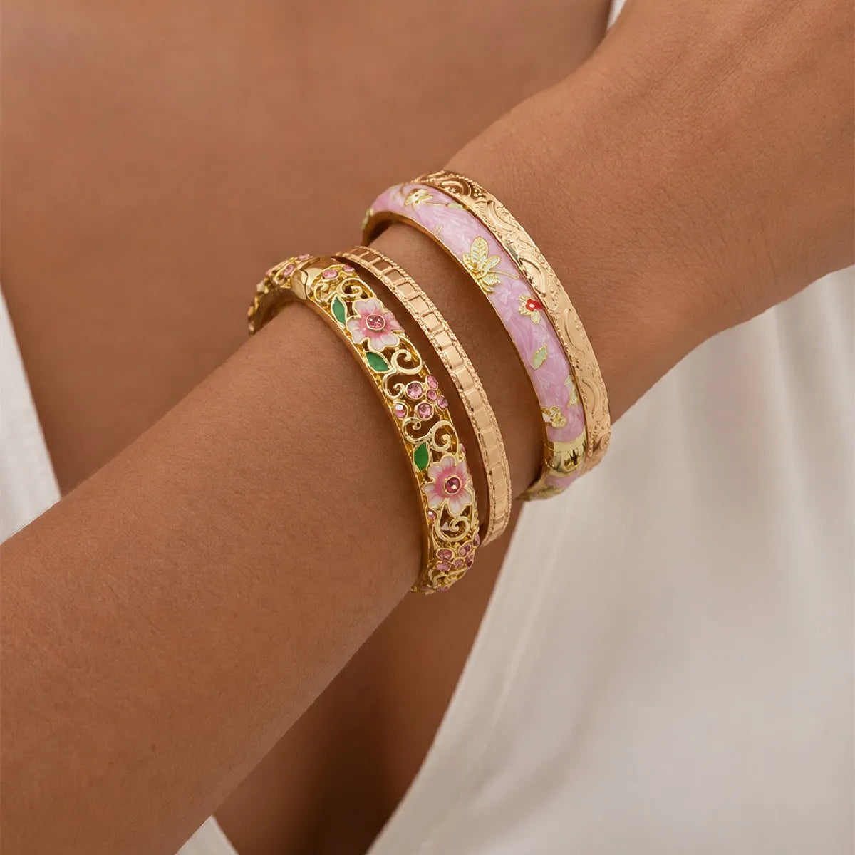 Ingemark 4Pcs/Set Elegant Enamel Dropped Glaze Flower Cuff Bracelet Women Exquisite Glass Rhinestone Gold Color Open Bangle